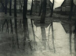 „Potvynis seno parko kertelėje", Šiauliai, 1926 m. Fotografijos muziejaus rinkinys https://i.fotomuziejus.lt/L5tfQ