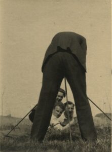 Gerardo Bagdonavičiaus fotografija Rasnickas fotografuoja Bortkevičių, Simonavičių ir Gedminą Šiauliai, XX a 3–4 deš